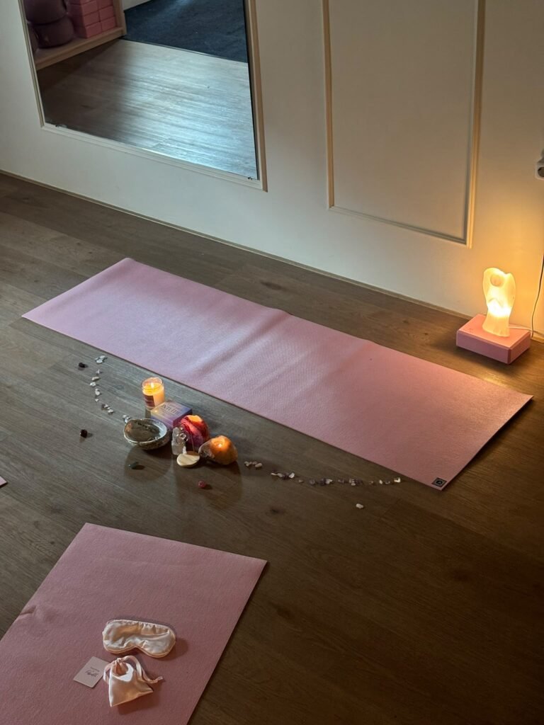 Yogamatten en kaarslicht bij een Heal & Connect brunch