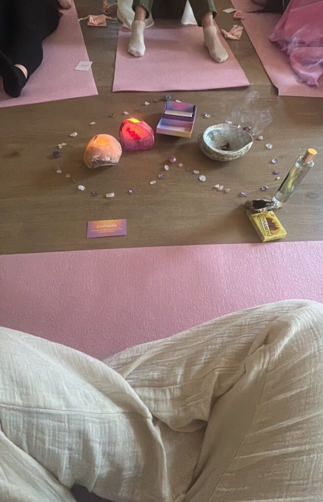 Roze matten en kleine decoraties tijdens een Heal & Connect brunch