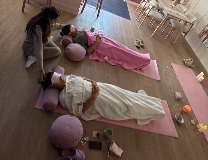 Zachte roze yogamat in een rustige sessieruimte