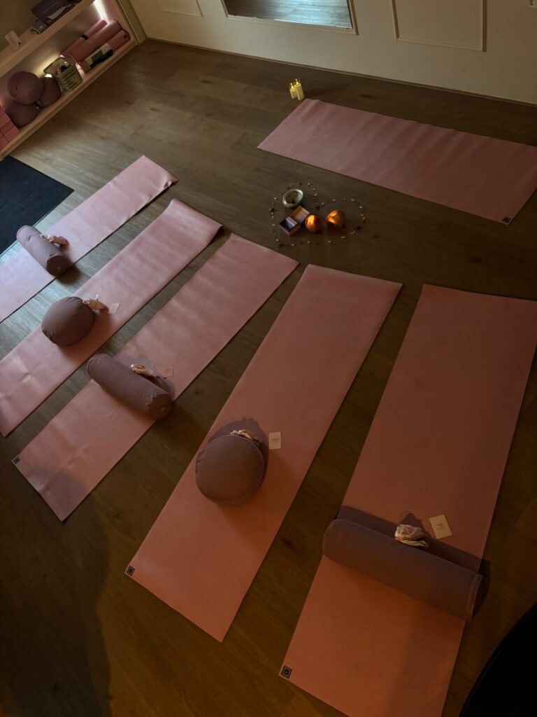 Kaarsen, kristallen en warm sfeerlicht tijdens een healing sessie